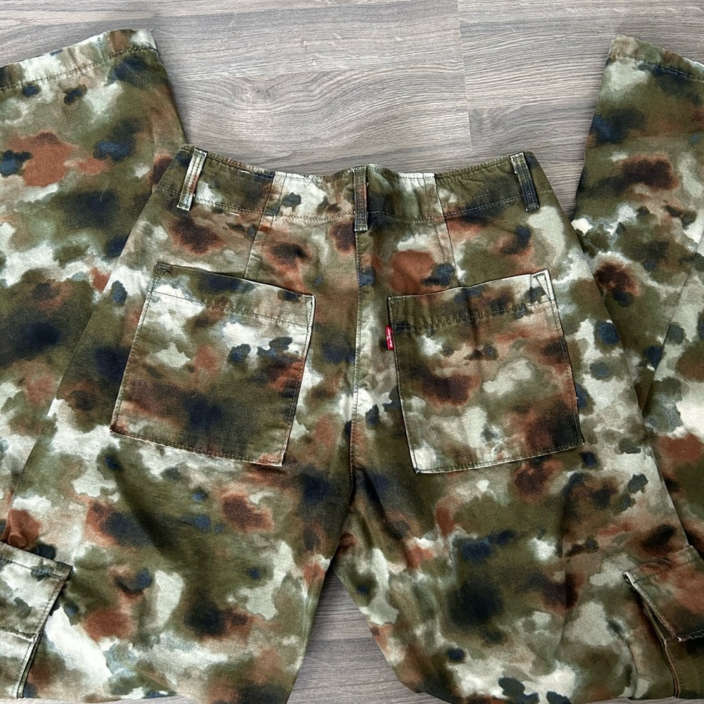 Levi’s Camo Camouflage Print Wide Leg Cargo Pants - Picture 2 of 4